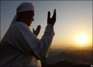 Berdoa Bersama Maksumin: Khusyu Berdoa dengan Mengangkat Kedua Tangan 