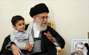 Imam Khamenei besucht Märtyrerfamilien