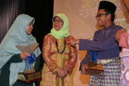  تکریم الفائزين بالمسابقة الوطنیة للقرآن في سنغافوره