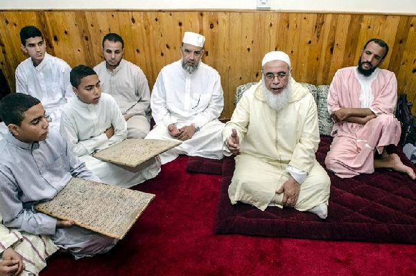  مغاربة يحفظون القرآن ويرتلونه على الألواح الخشبية في رمضان