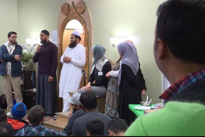  تنظیم برنامج "اللقاء مع المسلمین" الأسبوعي في أمریکا